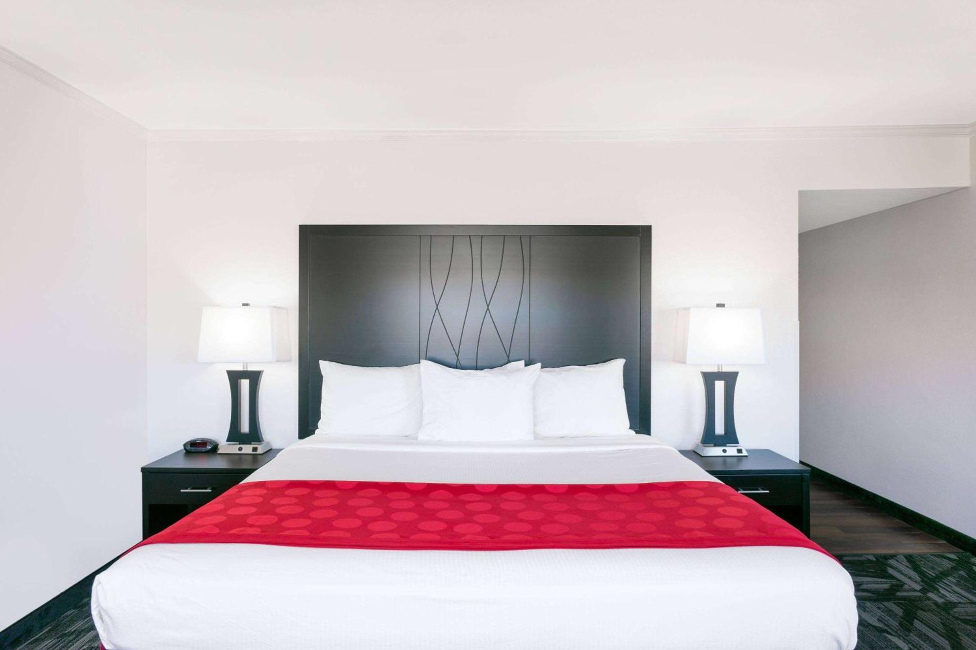 Ramada By Wyndham Tuscaloosa Hotel Buitenkant foto