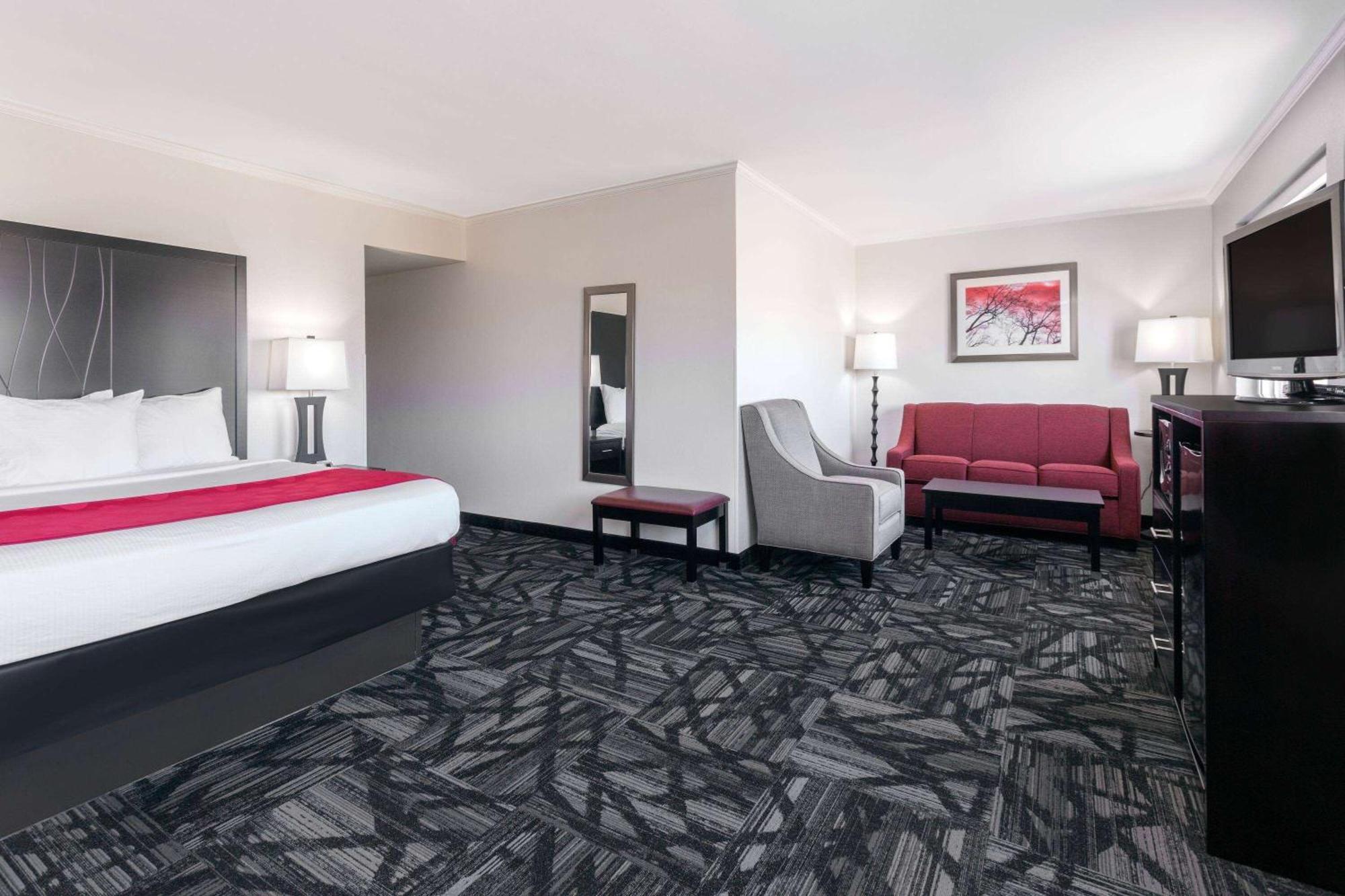 Ramada By Wyndham Tuscaloosa Hotel Buitenkant foto