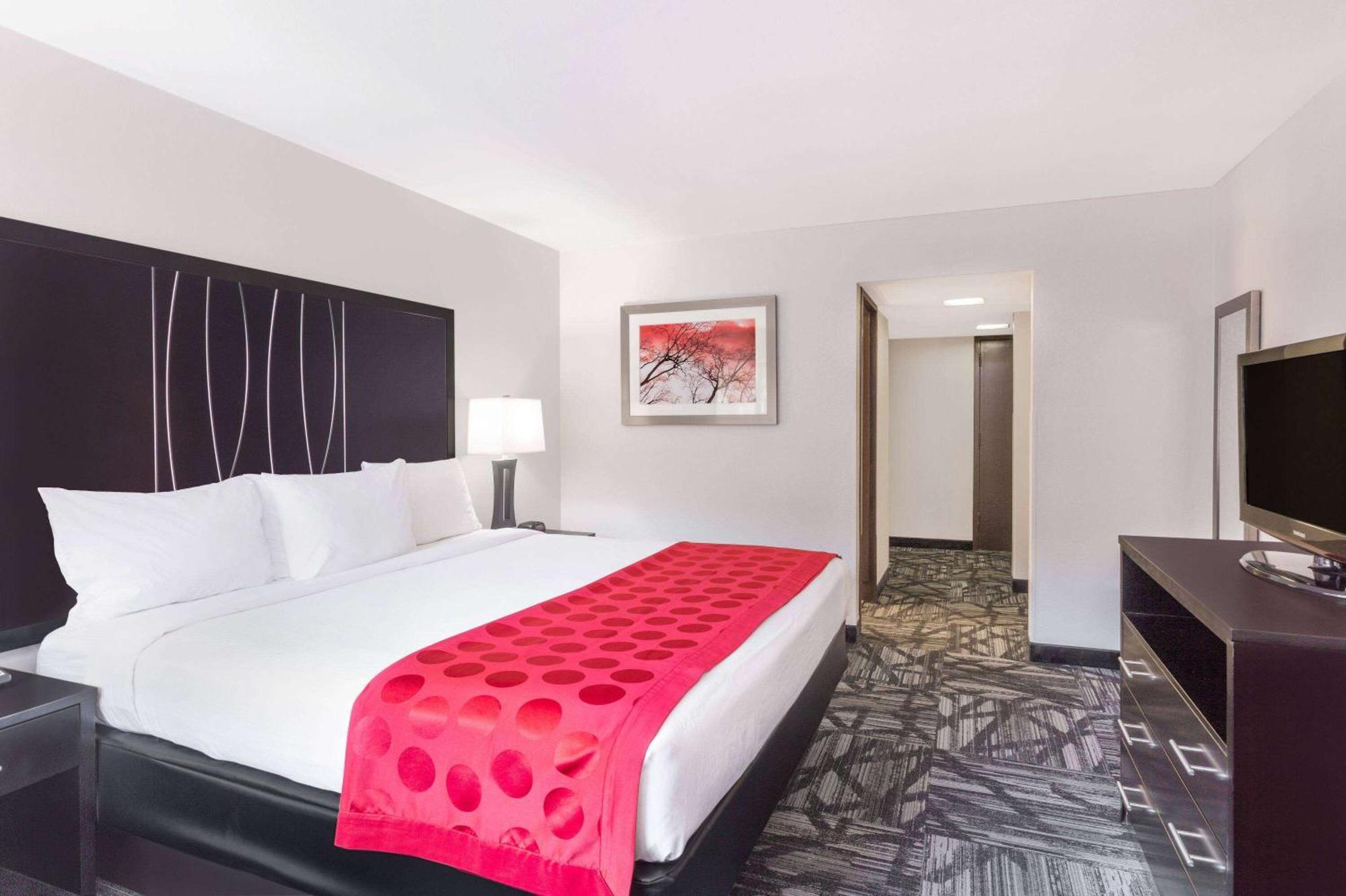 Ramada By Wyndham Tuscaloosa Hotel Buitenkant foto